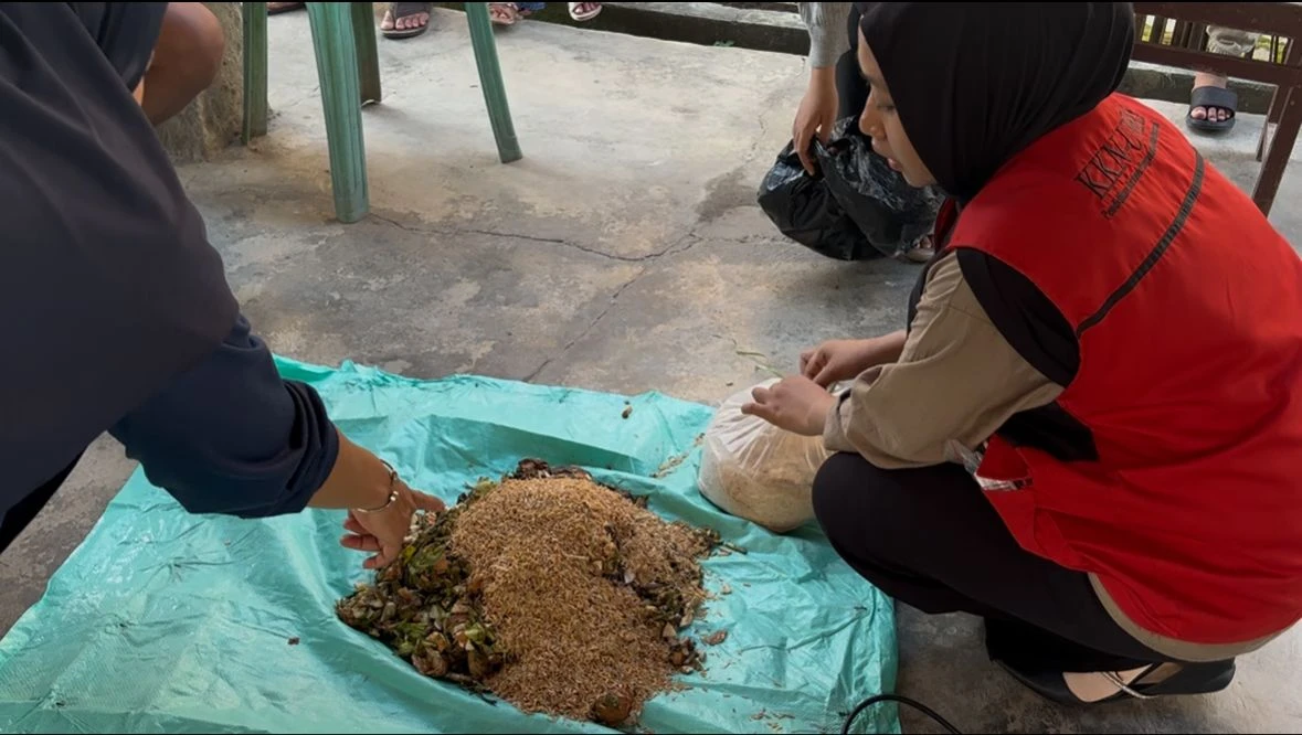 Mahasiswa KKN-T Universitas Hasanuddin bersama warga mengolah sampah organik rumah tangga menjadi kompos ramah lingkungan, sebagai langkah sederhana namun berdampak nyata dalam menjaga kebersihan dan kesuburan lingkungan Kelurahan Amparita.
